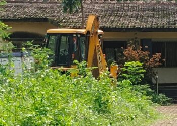 Jamshedpur rural – कमलपुर में वन भूमि से मिट्टी की अवैध खुदाई की शिकायत पर वन विभाग ने जब्त की जेसीबी मशीन Jamshedpur rural – कमलपुर में वन भूमि से मिट्टी की अवैध खुदाई की शिकायत पर वन विभाग ने जब्त की जेसीबी मशीन