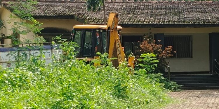 Jamshedpur rural – कमलपुर में वन भूमि से मिट्टी की अवैध खुदाई की शिकायत पर वन विभाग ने जब्त की जेसीबी मशीन Jamshedpur rural – कमलपुर में वन भूमि से मिट्टी की अवैध खुदाई की शिकायत पर वन विभाग ने जब्त की जेसीबी मशीन