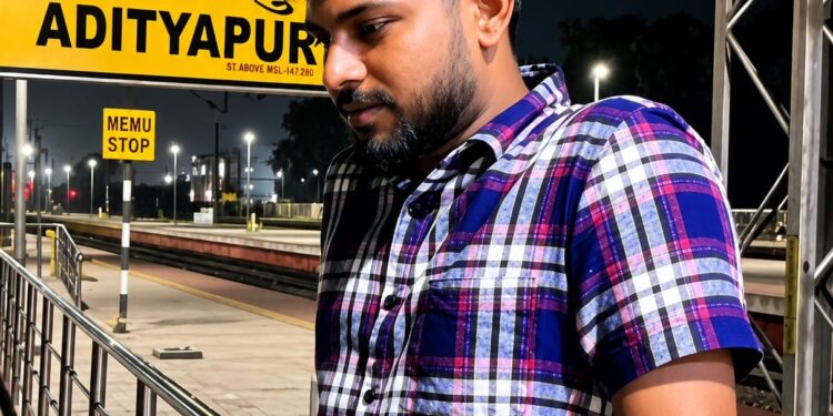 Adityapur drowning: आसंगी चेक डैम में नहाने के दौरान डूबा एनआइटी जमशेदपुर का छात्र, सर्च ऑपरेशन जारी, छात्रों ने किया सड़क जाम Adityapur drowning: आसंगी चेक डैम में नहाने के दौरान डूबा एनआइटी जमशेदपुर का छात्र, सर्च ऑपरेशन जारी, छात्रों ने किया सड़क जाम