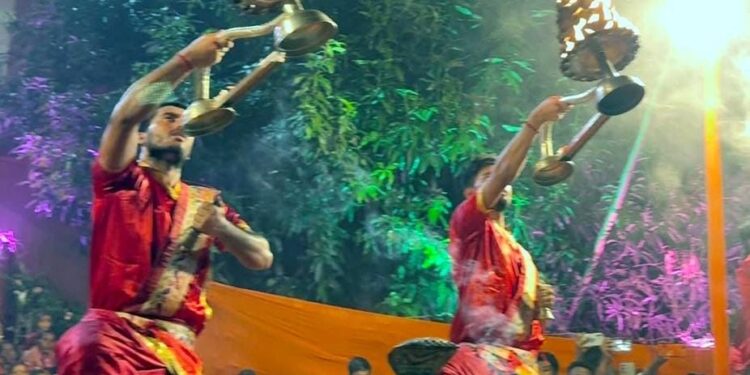Saraikela chandil ganga aarti – चांडिल के जयदा मंदिर में पहली बार बनारस की तर्ज पर हुई महा गंगा आरती, भक्तिमय वातावरण में डूबे श्रद्धालु