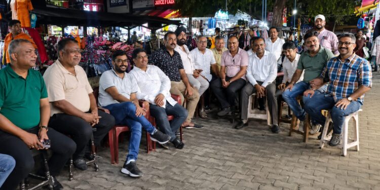 Jamshedpur shopkeepers protest : साकची बाजार में बढ़ती चोरी की घटनाओं पर व्यापारियों की बैठक, सुरक्षा व्यवस्था मजबूत करने की मांग Jamshedpur shopkeepers protest : साकची बाजार में बढ़ती चोरी की घटनाओं पर व्यापारियों की बैठक, सुरक्षा व्यवस्था मजबूत करने की मांग