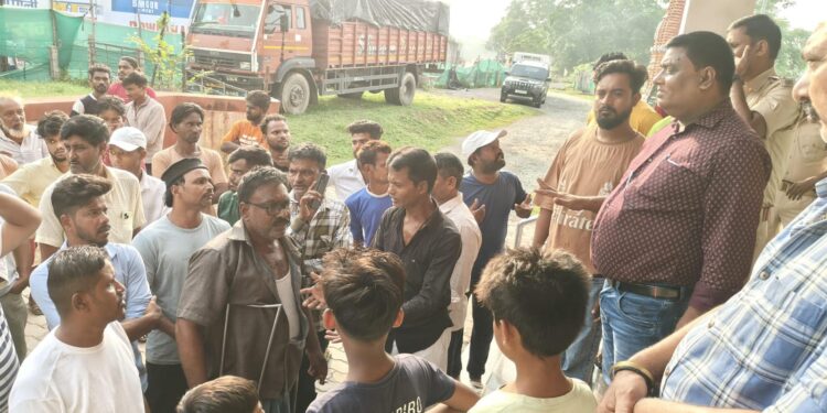 Jamshedpur burmamines murder : बर्मामाइंस में आफताब की मौत के बाद थाना पर हंगामा, लोगों ने पुलिस पर साधा निशाना, देखिये – video Jamshedpur burmamines murder : बर्मामाइंस में आफताब की मौत के बाद थाना पर हंगामा, लोगों ने पुलिस पर साधा निशाना, देखिये – video