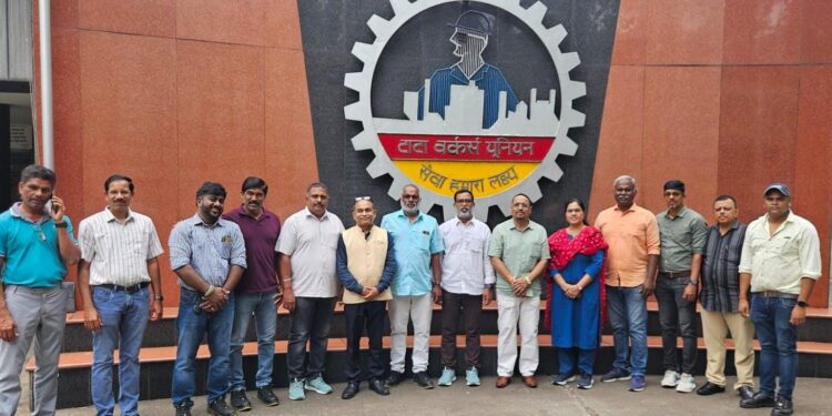 Tata steel visit of titans company team : इपीएस 95 को लेकर हुई टाटा स्टील के कर्मचारियों की जीत बना देश के लिए उदाहरण, टाइटन कंपनी की टीम दौरा करने पहुंची, लिये टिप्स Tata steel visit of titans company team : इपीएस 95 को लेकर हुई टाटा स्टील के कर्मचारियों की जीत बना देश के लिए उदाहरण, टाइटन कंपनी की टीम दौरा करने पहुंची, लिये टिप्स