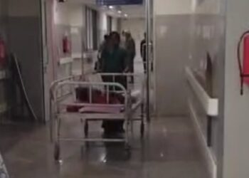Jamshedpur mgm hospital – एमजीएम अस्पताल की लापरवाही, मरीज को नहीं मिला स्ट्रेचर, परिजनों ने किया हंगामा Jamshedpur mgm hospital – एमजीएम अस्पताल की लापरवाही, मरीज को नहीं मिला स्ट्रेचर, परिजनों ने किया हंगामा