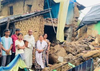 Jamshedpur rural rain effect – बारिश का कहर: हल्दीपोखर में एक परिवार पर दोहरी मार, मां की मौत के दो दिन बाद ही सिर से छिना आशियाना Jamshedpur rural rain effect – बारिश का कहर: हल्दीपोखर में एक परिवार पर दोहरी मार, मां की मौत के दो दिन बाद ही सिर से छिना आशियाना