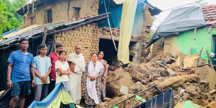 Jamshedpur rural rain effect – बारिश का कहर: हल्दीपोखर में एक परिवार पर दोहरी मार, मां की मौत के दो दिन बाद ही सिर से छिना आशियाना Jamshedpur rural rain effect – बारिश का कहर: हल्दीपोखर में एक परिवार पर दोहरी मार, मां की मौत के दो दिन बाद ही सिर से छिना आशियाना