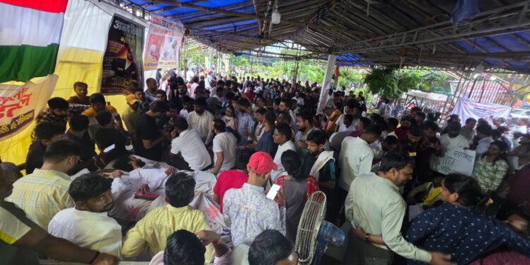Jharkhand student protest : रांची में देवेंद्र नाथ महतो की अनिश्चितकालीन भूख हड़ताल जारी, इनोवेटर सोनम वांगचुक ने आंदोलन के समर्थन में जारी किया वीडियो संदेश, राहुल गांधी ने भी वीडियो संदेश जारी कर दिया संदेश, वीडियो कॉलिंग पर की बात Jharkhand student protest : रांची में देवेंद्र नाथ महतो की अनिश्चितकालीन भूख हड़ताल जारी, इनोवेटर सोनम वांगचुक ने आंदोलन के समर्थन में जारी किया वीडियो संदेश, राहुल गांधी ने भी वीडियो संदेश जारी कर दिया संदेश, वीडियो कॉलिंग पर की बात