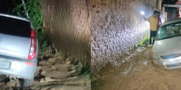 Jamshedpur border area kapali : कपाली में जलापूर्ति योजना की खुदाई बनी समस्या, कीचड़ में फंसी कार Jamshedpur border area kapali : कपाली में जलापूर्ति योजना की खुदाई बनी समस्या, कीचड़ में फंसी कार