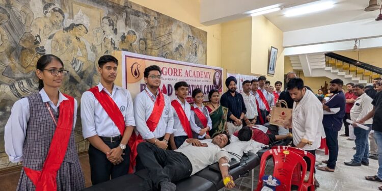 Jamshedpur tagore academy : साकची टैगोर एकेडमी के रक्तदान शिविर में पूर्व छात्रों से लेकर अभिभावकों ने किया रक्तदान, हर साल हो रहा आयोजन