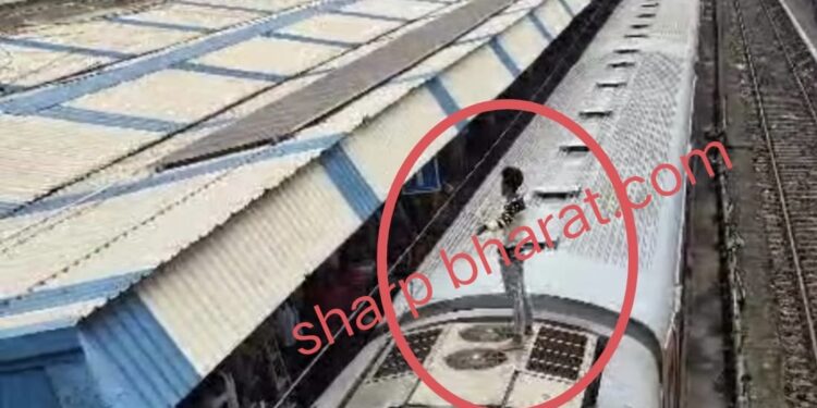 Tatanagar railway station incident : टाटानगर रेलवे स्टेशन पर खड़ी ट्रेन पर चढ़ा, युवक, लगा बिजली का झटका, देखिए – video Tatanagar railway station incident : टाटानगर रेलवे स्टेशन पर खड़ी ट्रेन पर चढ़ा, युवक, लगा बिजली का झटका, देखिए – video