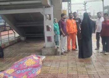 Adityapur train accident – आदित्यपुर स्टेशन पर ट्रेन की चपेट में आने से यात्री की मौत, ट्रेन पकड़ने की जल्दबाजी में हुआ हादसा Adityapur train accident – आदित्यपुर स्टेशन पर ट्रेन की चपेट में आने से यात्री की मौत, ट्रेन पकड़ने की जल्दबाजी में हुआ हादसा