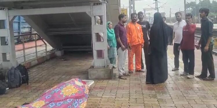 Adityapur train accident – आदित्यपुर स्टेशन पर ट्रेन की चपेट में आने से यात्री की मौत, ट्रेन पकड़ने की जल्दबाजी में हुआ हादसा Adityapur train accident – आदित्यपुर स्टेशन पर ट्रेन की चपेट में आने से यात्री की मौत, ट्रेन पकड़ने की जल्दबाजी में हुआ हादसा