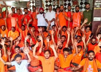 Jamshedpur baba baidyanath tour : आस्था की 24 वर्षों की परंपरा लेकर बाबा धाम रवाना हुआ नवयुवक कांवरिया संघ का जत्था, सुल्तानगंज से गंगाजल लेकर 105 किलोमीटर की पदयात्रा कर बाबा बैद्यनाथ का करेंगे जलाभिषेक Jamshedpur baba baidyanath tour : आस्था की 24 वर्षों की परंपरा लेकर बाबा धाम रवाना हुआ नवयुवक कांवरिया संघ का जत्था, सुल्तानगंज से गंगाजल लेकर 105 किलोमीटर की पदयात्रा कर बाबा बैद्यनाथ का करेंगे जलाभिषेक