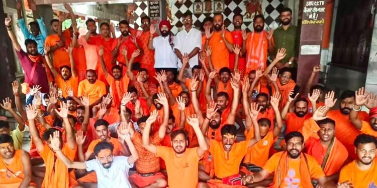 Jamshedpur baba baidyanath tour : आस्था की 24 वर्षों की परंपरा लेकर बाबा धाम रवाना हुआ नवयुवक कांवरिया संघ का जत्था, सुल्तानगंज से गंगाजल लेकर 105 किलोमीटर की पदयात्रा कर बाबा बैद्यनाथ का करेंगे जलाभिषेक Jamshedpur baba baidyanath tour : आस्था की 24 वर्षों की परंपरा लेकर बाबा धाम रवाना हुआ नवयुवक कांवरिया संघ का जत्था, सुल्तानगंज से गंगाजल लेकर 105 किलोमीटर की पदयात्रा कर बाबा बैद्यनाथ का करेंगे जलाभिषेक