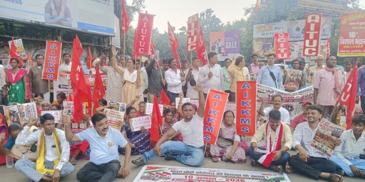 Jamshedpur protest : सेंट्रल ट्रेड यूनियन और स्वतंत्र कर्मचारी फेडरेशन ने केंद्र सरकार की जन विरोधी नीतियों के खिलाफ जेल भरो आंदोलन, हंगामा