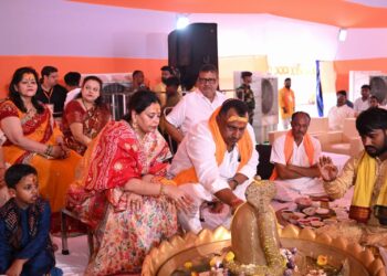 Jharkhand ex minister banna Gupta rudrabhishekh : श्रावण की दूसरी सोमवारी पर पूर्व मंत्री बन्ना गुप्ता ने धर्मपत्नी मानगो की मेयर सुधा गुप्ता के साथ किया भगवान भोलेनाथ की विधिवत पूजा-अर्चना, रुद्राभिषेक कर झारखंड की सुख-समृद्धि की कामना, देखिये – video Jharkhand ex minister banna Gupta rudrabhishekh : श्रावण की दूसरी सोमवारी पर पूर्व मंत्री बन्ना गुप्ता ने धर्मपत्नी मानगो की मेयर सुधा गुप्ता के साथ किया भगवान भोलेनाथ की विधिवत पूजा-अर्चना, रुद्राभिषेक कर झारखंड की सुख-समृद्धि की कामना, देखिये – video