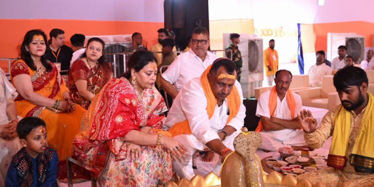 Jharkhand ex minister banna Gupta rudrabhishekh : श्रावण की दूसरी सोमवारी पर पूर्व मंत्री बन्ना गुप्ता ने धर्मपत्नी मानगो की मेयर सुधा गुप्ता के साथ किया भगवान भोलेनाथ की विधिवत पूजा-अर्चना, रुद्राभिषेक कर झारखंड की सुख-समृद्धि की कामना, देखिये – video