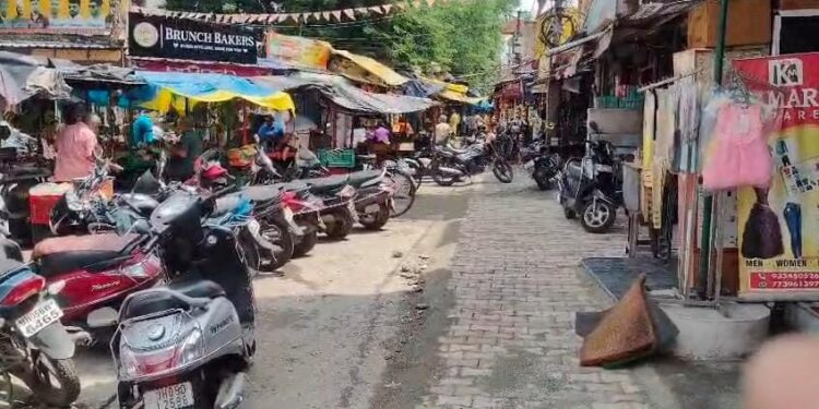 Jharkhand band Jamshedpur effect : जेपीएससी- जेएसएससी के छात्रों पर लाठीचार्ज के विरोध में बंद का ऐलान, जमशेदपुर में फिलहाल बेअसर, देखें तस्वीर Jharkhand band Jamshedpur effect : जेपीएससी- जेएसएससी के छात्रों पर लाठीचार्ज के विरोध में बंद का ऐलान, जमशेदपुर में फिलहाल बेअसर, देखें तस्वीर