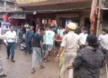 Jamshedpur encroachment removal drive : जेमको से हटाया गया एक दर्जन दुकानें, विरोध करने आये लोगों को पुलिस और टाटा स्टील के सुरक्षाकर्मियों को दौड़ाकर पीटा, देखिये – video Jamshedpur encroachment removal drive : जेमको से हटाया गया एक दर्जन दुकानें, विरोध करने आये लोगों को पुलिस और टाटा स्टील के सुरक्षाकर्मियों को दौड़ाकर पीटा, देखिये – video