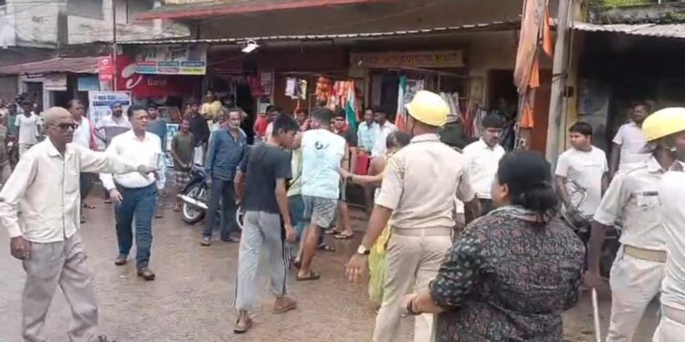 Jamshedpur encroachment removal drive : जेमको से हटाया गया एक दर्जन दुकानें, विरोध करने आये लोगों को पुलिस और टाटा स्टील के सुरक्षाकर्मियों को दौड़ाकर पीटा, देखिये – video Jamshedpur encroachment removal drive : जेमको से हटाया गया एक दर्जन दुकानें, विरोध करने आये लोगों को पुलिस और टाटा स्टील के सुरक्षाकर्मियों को दौड़ाकर पीटा, देखिये – video