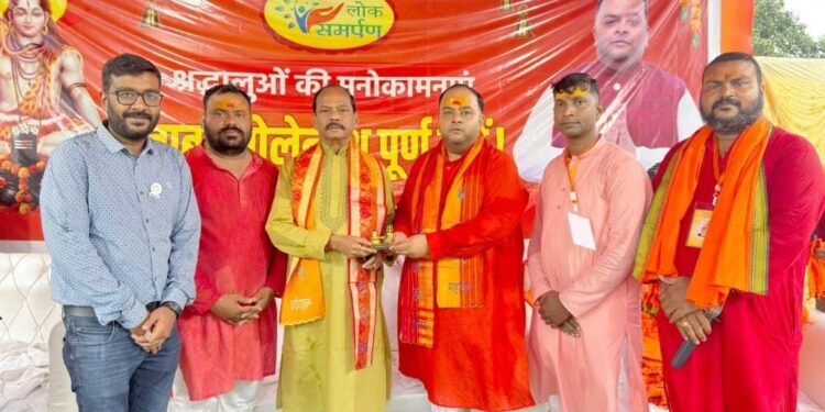 Jamshedpur lok samarpan mahabhog : सामाजिक संस्था लोक समपर्ण ने तृतीय सोमवारी को महाभोग का किया आयोजन, हजारों लोगों के साथ शहर के कई गणमान्यजन हुए शामिल, पूर्व मुख्यमंत्री रघुवर दास, विधायक पूर्णिमा साहू ने भी किया प्रसाद ग्रहण