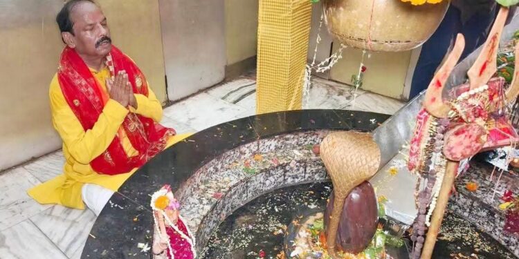 jamshedpur surya dham : बोल बम के जयकारे से गूंजा सिदगोड़ा सूर्यधाम, सुल्तानगंज के उत्तरवाहिनी गंगा के गंगाजल से हजारों शिवभक्तों ने किया बाबा भोलेनाथ का जलाभिषेक, नंगे पांव जल लेकर सूर्यधाम शिवालय पहुंचे पूर्व मुख्यमंत्री रघुवर दास