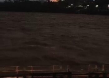 Jamshedpur flood alert : जमशेदपुर में बाढ़ का खतरा, खरकई नदी और स्वर्णरेखा नदी खतरे के निशान से काफी ऊपर पहुंचा, कई इलाके में घुसा बाढ़ का पानी, होटल अलकोर व रामादा से होकर गुजरने वाली सड़क पर भी बहने लगा पानी Jamshedpur flood alert : जमशेदपुर में बाढ़ का खतरा, खरकई नदी और स्वर्णरेखा नदी खतरे के निशान से काफी ऊपर पहुंचा, कई इलाके में घुसा बाढ़ का पानी, होटल अलकोर व रामादा से होकर गुजरने वाली सड़क पर भी बहने लगा पानी