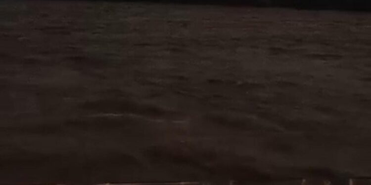 Jamshedpur flood alert : जमशेदपुर में बाढ़ का खतरा, खरकई नदी और स्वर्णरेखा नदी खतरे के निशान से काफी ऊपर पहुंचा, कई इलाके में घुसा बाढ़ का पानी, होटल अलकोर व रामादा से होकर गुजरने वाली सड़क पर भी बहने लगा पानी Jamshedpur flood alert : जमशेदपुर में बाढ़ का खतरा, खरकई नदी और स्वर्णरेखा नदी खतरे के निशान से काफी ऊपर पहुंचा, कई इलाके में घुसा बाढ़ का पानी, होटल अलकोर व रामादा से होकर गुजरने वाली सड़क पर भी बहने लगा पानी