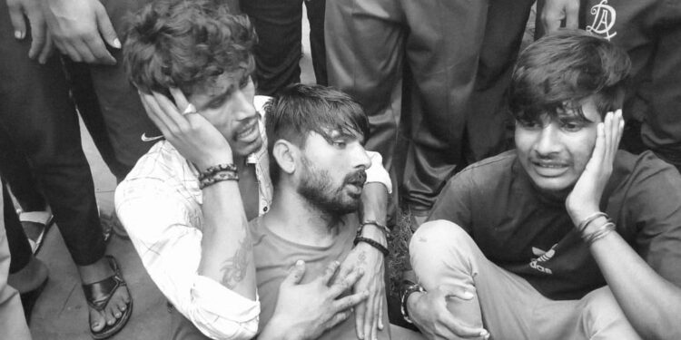 Jamshedpur rural incident – बोड़ाम में दुकानदारों को परेशान करने और पैसे मांगने का आरोप, तीन युवकों को लोगों ने पकड़ा, धुनाई कर पुलिस को सौंपा