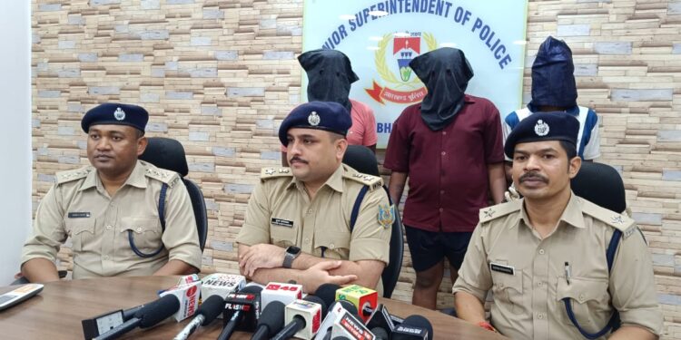 Jamshedpur rural police success : घाटशिला में पुलिस की बड़ी कार्रवाई, नशे के सामान कर साथ तीन गिरफ्तार
