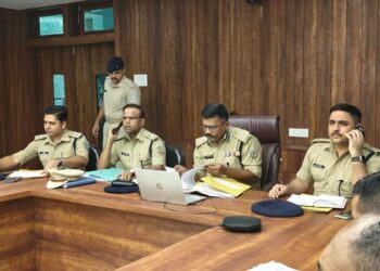 Jamshedpur visit of kolhan dig : लंबित कांडों के त्वरित निष्पादन पर कोल्हान डीआईजी का जोर, अपराध समीक्षा बैठक में जांच की गुणवत्ता और समयबद्ध कार्रवाई के निर्देश Jamshedpur visit of kolhan dig : लंबित कांडों के त्वरित निष्पादन पर कोल्हान डीआईजी का जोर, अपराध समीक्षा बैठक में जांच की गुणवत्ता और समयबद्ध कार्रवाई के निर्देश