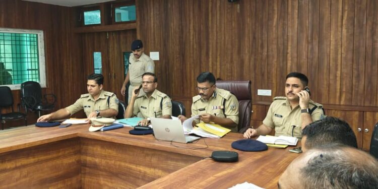 Jamshedpur visit of kolhan dig : लंबित कांडों के त्वरित निष्पादन पर कोल्हान डीआईजी का जोर, अपराध समीक्षा बैठक में जांच की गुणवत्ता और समयबद्ध कार्रवाई के निर्देश