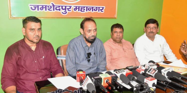 Jamshedpur mp attack on government : विरोध-प्रदर्शन कर रहे छात्रों पर झामुमो कार्यकर्ताओं द्वारा मारपीट करने को भाजपा ने बताया तानाशाही शासन का प्रतीक, जमशेदपुर के सांसद विद्युत महतो ने कहा – छात्रों की आवाज को लाठी-डंडों और राजनीतिक संरक्षण के बल पर दबा नहीं सकती हेमंत सरकार