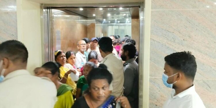 Jamshedpur patients relatives clash – एमजीएम अस्पताल में लिफ्ट में चढ़ने को लेकर दो मरीजों के परिजन आपस में उलझे, होमगार्ड जवान ने मामला शांत कराया Jamshedpur patients relatives clash – एमजीएम अस्पताल में लिफ्ट में चढ़ने को लेकर दो मरीजों के परिजन आपस में उलझे, होमगार्ड जवान ने मामला शांत कराया