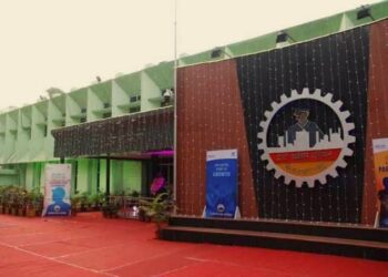 Tata workers union office bearers meeting : टाटा स्टील के वेज रिवीजन समझौता का विवाद के बीच अध्यक्ष ने की अहम मीटिंग, ऑफिस बियररों ने वेज रिवीजन की समस्या दूर करने और बोनस को बेहतर करने के लिए बनाया अध्यक्ष पर दबाव Tata workers union office bearers meeting : टाटा स्टील के वेज रिवीजन समझौता का विवाद के बीच अध्यक्ष ने की अहम मीटिंग, ऑफिस बियररों ने वेज रिवीजन की समस्या दूर करने और बोनस को बेहतर करने के लिए बनाया अध्यक्ष पर दबाव
