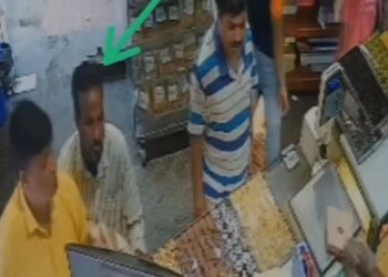 Jamshedpur theft from pocket : साकची के होटल गणगौर में ग्राहक की जेब से 20 हजार रुपये हो गये चोरी, थाने में दी शिकायत, सीसीटीवी में दिखी चोरी की वारदात, देखिये – video