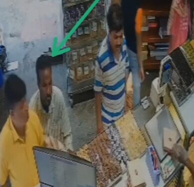 Jamshedpur theft from pocket : साकची के होटल गणगौर में ग्राहक की जेब से 20 हजार रुपये हो गये चोरी, थाने में दी शिकायत, सीसीटीवी में दिखी चोरी की वारदात, देखिये – video Jamshedpur theft from pocket : साकची के होटल गणगौर में ग्राहक की जेब से 20 हजार रुपये हो गये चोरी, थाने में दी शिकायत, सीसीटीवी में दिखी चोरी की वारदात, देखिये – video