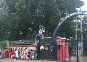 Jamshedpur rakshabandhan in ghaghidih jail – बारिश में भी नहीं थमा बहनों का उत्साह, घाघीडीह जेल में भाइयों की कलाई पर बांधी राखी