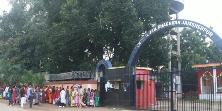 Jamshedpur rakshabandhan in ghaghidih jail – बारिश में भी नहीं थमा बहनों का उत्साह, घाघीडीह जेल में भाइयों की कलाई पर बांधी राखी
