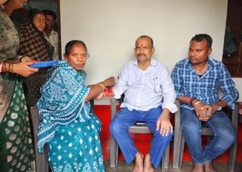 Jamshedpur jugsalai mla mangal kalinda : जुगसलाई विधायक मंगल कालिंदी ने बहनों से बंधवाई राखी, बहनों की रक्षा करने का दिया वचन Jamshedpur jugsalai mla mangal kalinda : जुगसलाई विधायक मंगल कालिंदी ने बहनों से बंधवाई राखी, बहनों की रक्षा करने का दिया वचन
