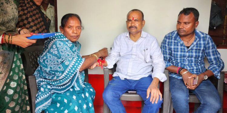 Jamshedpur jugsalai mla mangal kalinda : जुगसलाई विधायक मंगल कालिंदी ने बहनों से बंधवाई राखी, बहनों की रक्षा करने का दिया वचन