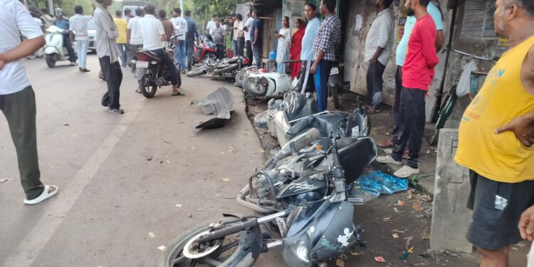 Jamshedpur rural accident – पोटका में अनियंत्रित कार ने सड़क किनारे खड़े पांच मोटरसाइकिल को रौंदा, नशे में धुत था चालक