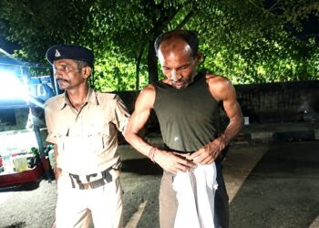 Jamshedpur excise raid : जमशेदपुर उत्पाद विभाग की अवैध शराब के खिलाफ बड़ी कार्रवाई, 290 लीटर चुलाई शराब जब्त, एक गिरफ्तार Jamshedpur excise raid : जमशेदपुर उत्पाद विभाग की अवैध शराब के खिलाफ बड़ी कार्रवाई, 290 लीटर चुलाई शराब जब्त, एक गिरफ्तार