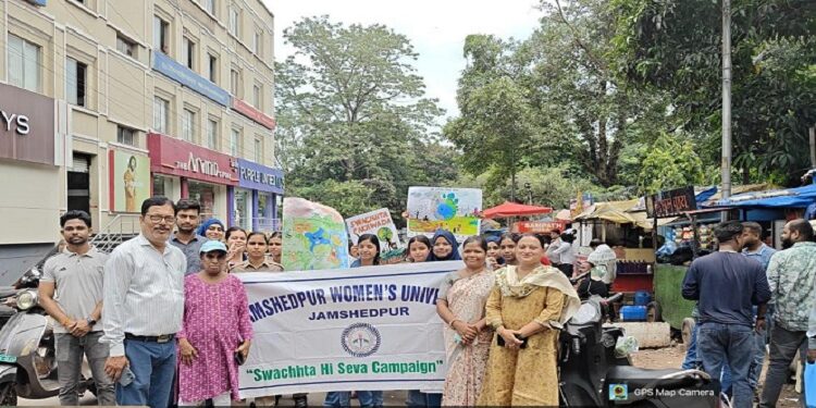 Jamshedpur womens university nss : जमशेदपुर महिला विश्वविद्यालय के एनएसएस विंग का स्वच्छता पखवाड़ा शुरू, छात्राओं ने रैली निकाल कर दुकानदारों व ठेले-खोमचेवालों को किया जागरूक