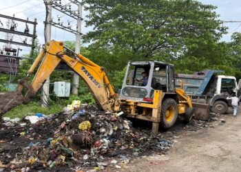 Jamshedpur garbage cleaned : राधिका नगर के निवासियों को कचरे के अंबार से मिली मुक्ति, जिला परिषद सदस्य डॉ परितोष सिंह के जेसीपी से कराया साफ
