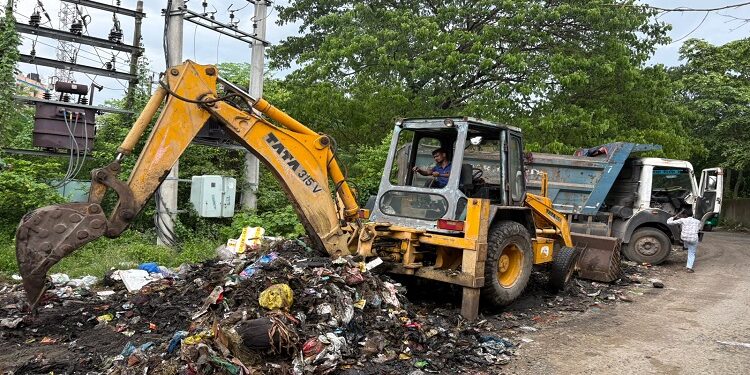 Jamshedpur garbage cleaned : राधिका नगर के निवासियों को कचरे के अंबार से मिली मुक्ति, जिला परिषद सदस्य डॉ परितोष सिंह के जेसीपी से कराया साफ Jamshedpur garbage cleaned : राधिका नगर के निवासियों को कचरे के अंबार से मिली मुक्ति, जिला परिषद सदस्य डॉ परितोष सिंह के जेसीपी से कराया साफ