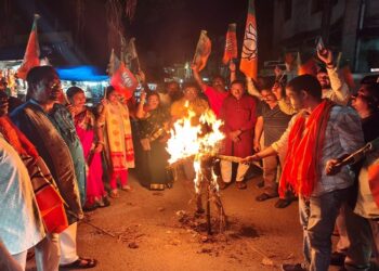 Jamshedpur rural effigy burnt : बहरागोड़ा में भाजपा ने परीक्षा घोटाले को लेकर सीएम का पुतला फूंका, घोटालों की सीबीआइ जांच व मुख्यमंत्री के इस्तीफे की रखी मांग Jamshedpur rural effigy burnt : बहरागोड़ा में भाजपा ने परीक्षा घोटाले को लेकर सीएम का पुतला फूंका, घोटालों की सीबीआइ जांच व मुख्यमंत्री के इस्तीफे की रखी मांग