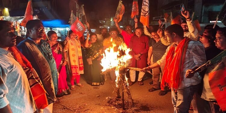 Jamshedpur rural effigy burnt : बहरागोड़ा में भाजपा ने परीक्षा घोटाले को लेकर सीएम का पुतला फूंका, घोटालों की सीबीआइ जांच व मुख्यमंत्री के इस्तीफे की रखी मांग Jamshedpur rural effigy burnt : बहरागोड़ा में भाजपा ने परीक्षा घोटाले को लेकर सीएम का पुतला फूंका, घोटालों की सीबीआइ जांच व मुख्यमंत्री के इस्तीफे की रखी मांग