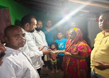 Jamshedpur rural mp meets bereaved family : चाकुलिया के कालियाम गांव में हाथी के हमले में मृत अनिल महतो के परिजनों से मिले सांसद, श्राद्ध के लिए परिजनों को सौंपी10 हजार रुपए की मदद
