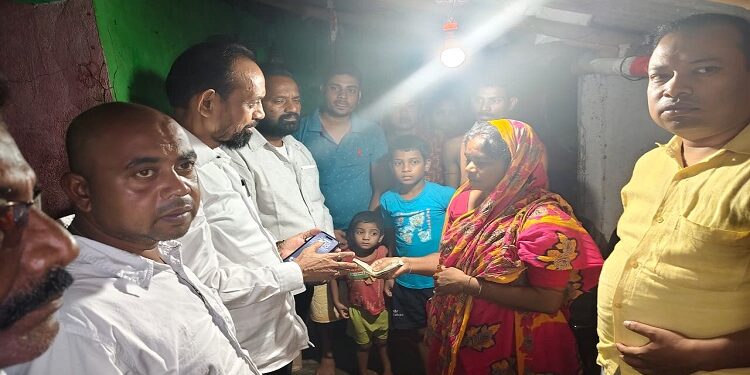 Jamshedpur rural mp meets bereaved family : चाकुलिया के कालियाम गांव में हाथी के हमले में मृत अनिल महतो के परिजनों से मिले सांसद, श्राद्ध के लिए परिजनों को सौंपी10 हजार रुपए की मदद Jamshedpur rural mp meets bereaved family : चाकुलिया के कालियाम गांव में हाथी के हमले में मृत अनिल महतो के परिजनों से मिले सांसद, श्राद्ध के लिए परिजनों को सौंपी10 हजार रुपए की मदद
